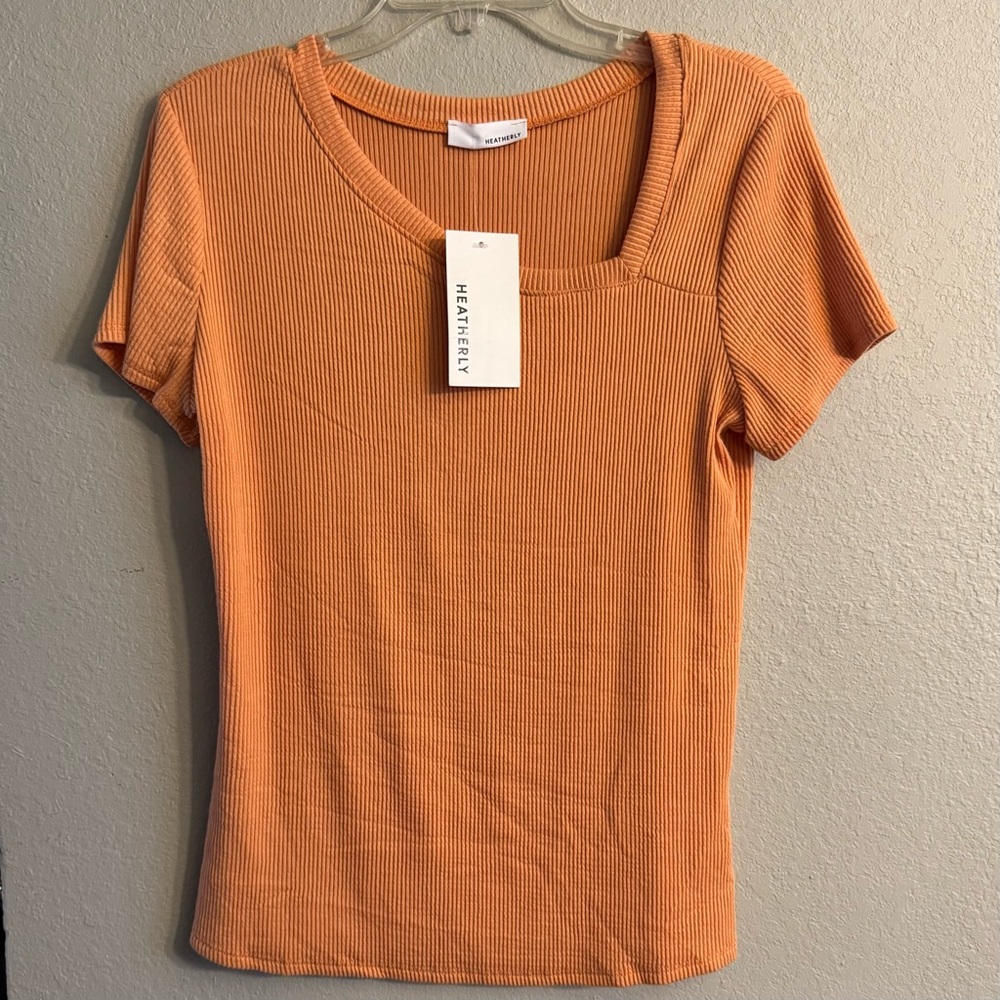 NWT Heatherly Women’s Ribbed Shirt Light Orange short Sleeve Size Medium Top